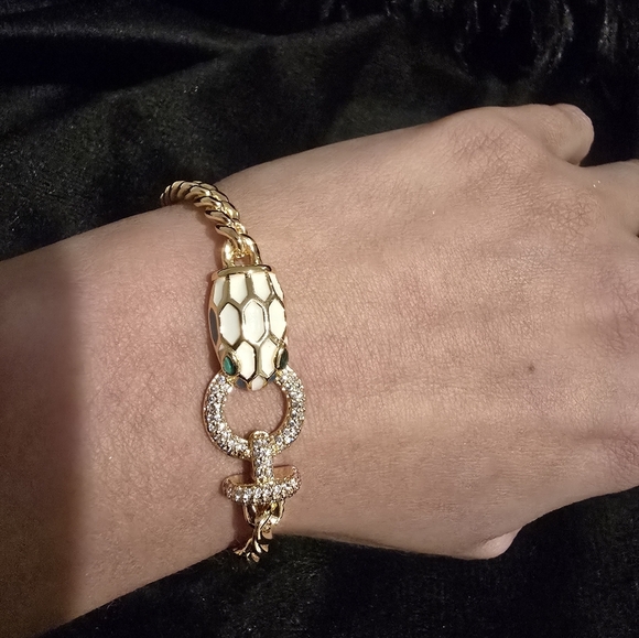 21kgp Dubai Jewelry Elegant Gold Bracelet with Green Accents - Picture 4 of 13